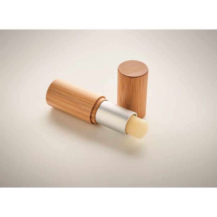 Lippenpflegestift in Bambusholz als optisches Highlight der Lippenpflege.