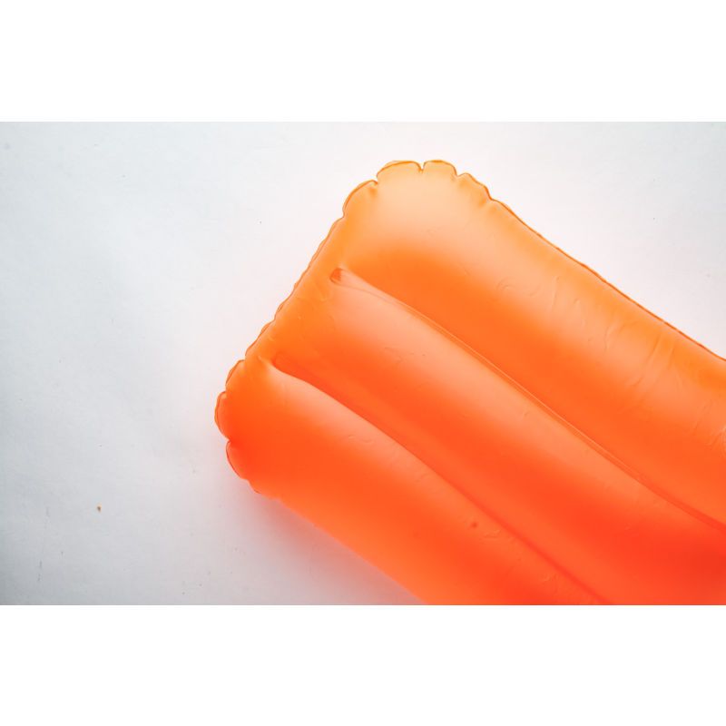 Aufblasbares oranges Sitzkissen als Werbeartikel mit Logo.