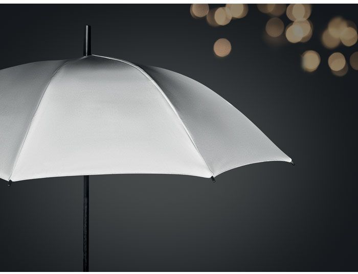 Besonders praktisch im Herbst und Winter sind Regenschirme, die reflektieren. Damit sind Sie und Ihre Kunden stets gut sichtbar.