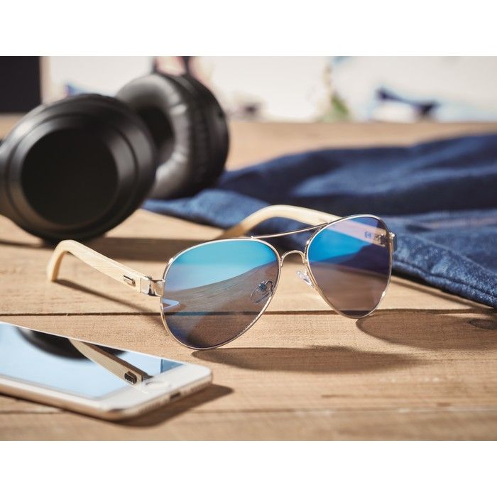 Sonnenbrille auf dem Tisch.