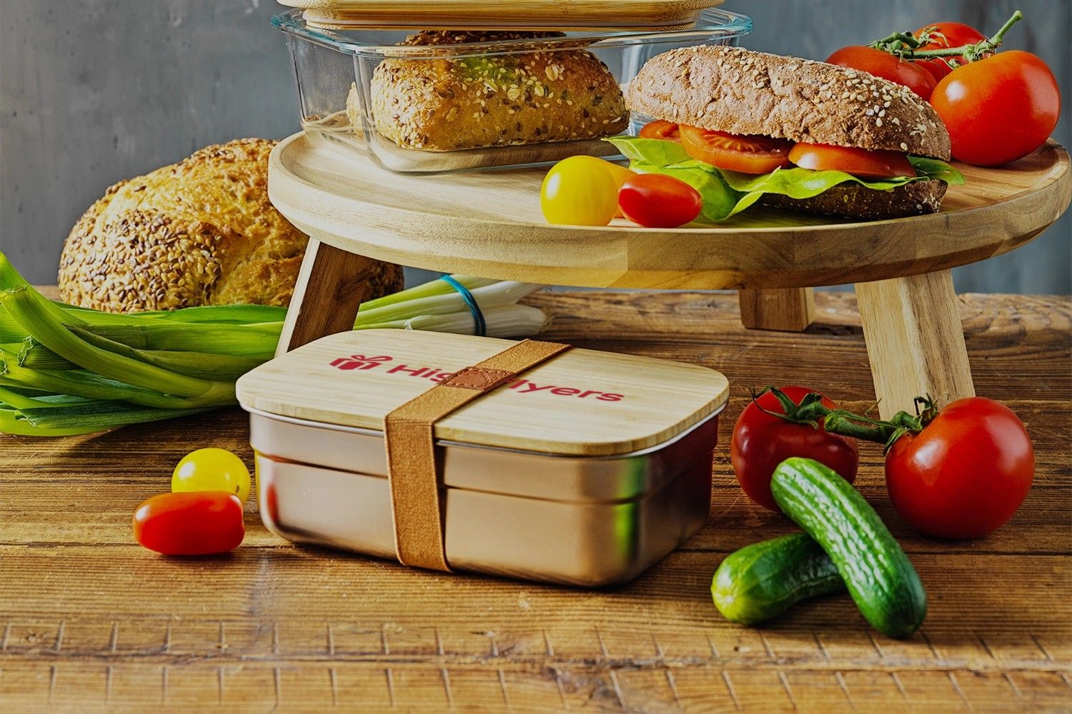 Edelstahl Lunchbox mit Bambusdeckel auf Tischplatte mit Gemüse