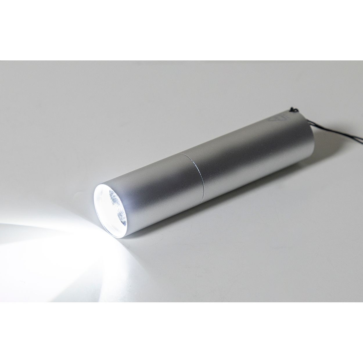 Chargelight Tone wiederaufladbare Taschenlampe aus recyceltem Aluminium - silber-313