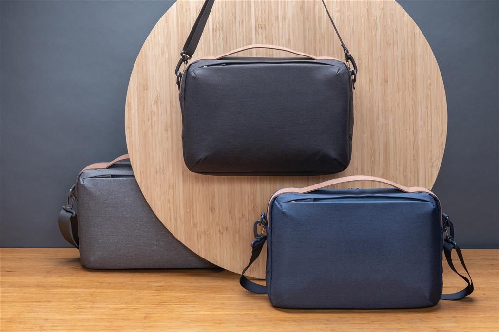 Schultertaschen, Dokumententaschen oder Tragetaschen mit langen Henkeln werden oft im Alltag benötigt. Bei Highflyers können Sie eine Vielzahl an verschiedenen Umhängetaschen mit Logo bedrucken lassen.