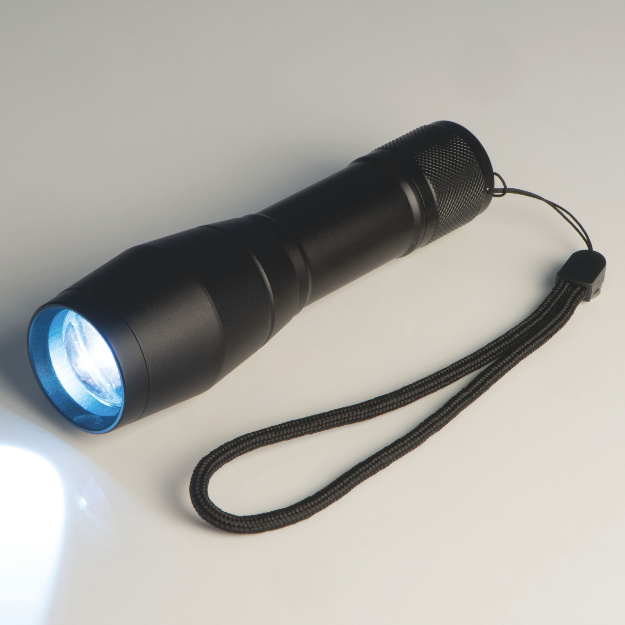 LED Taschenlampe mit 3 verschiedenen Lichtfunktionen - schwarz-696