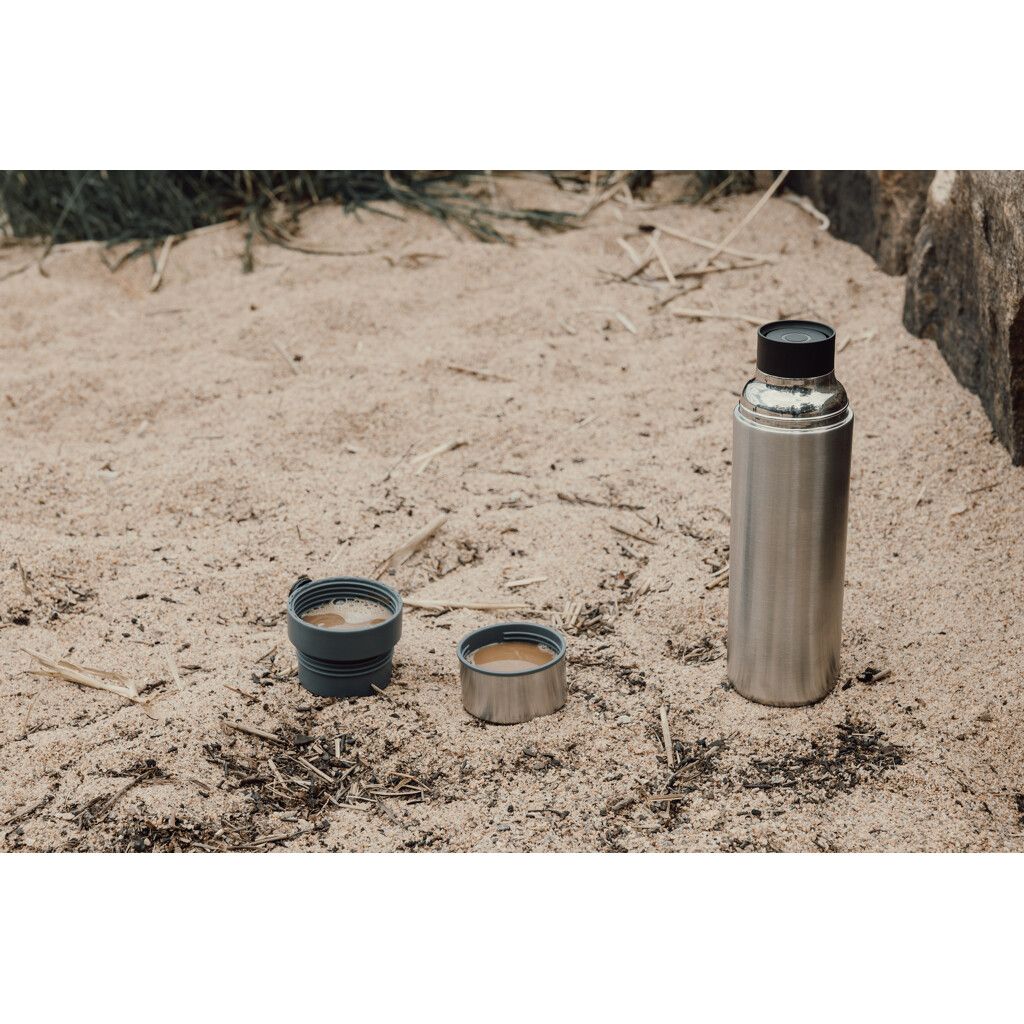 VINGA Tono RCS Thermokanne mit zwei Bechern, 750ml - stahl-860