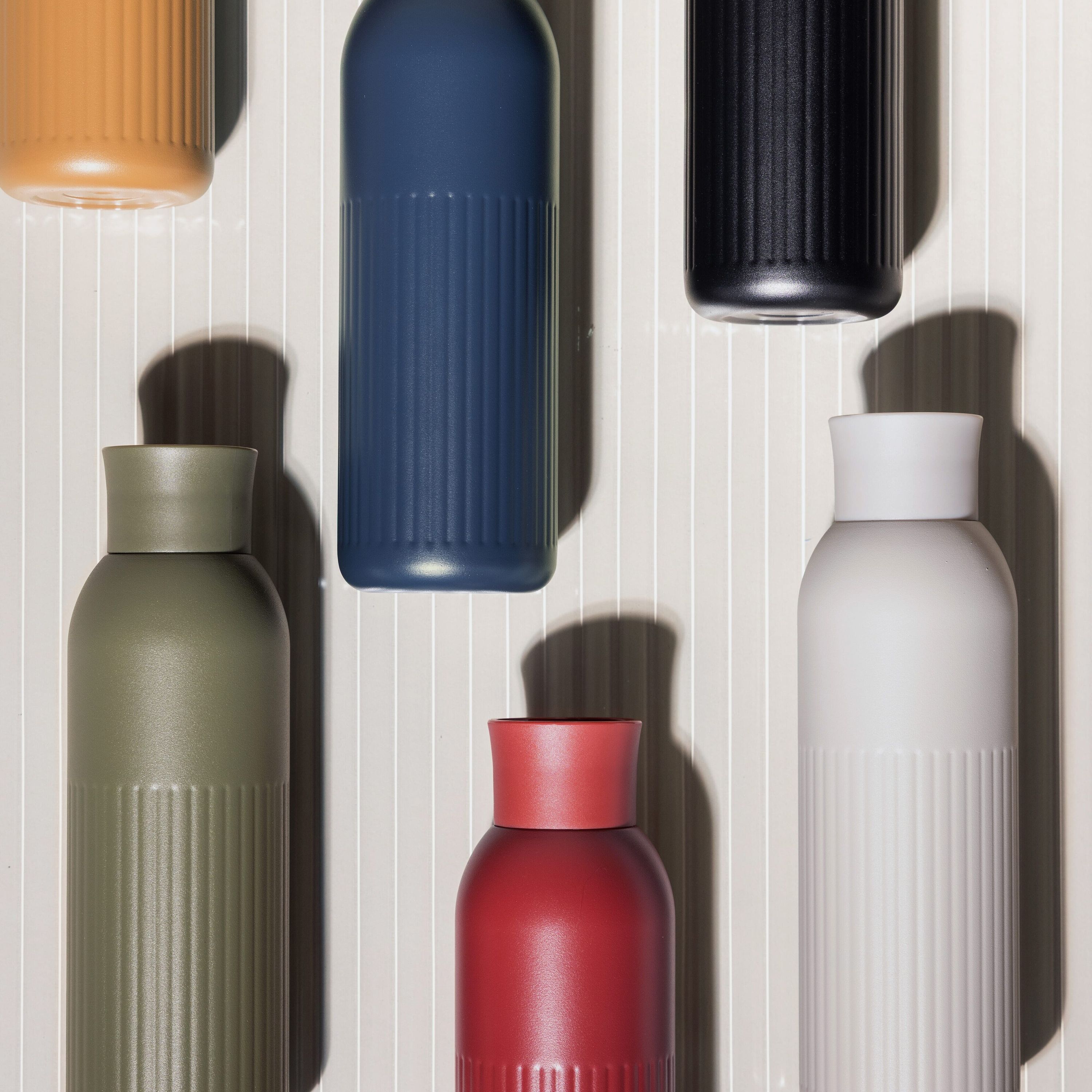 Sagaform Tekla Push Stahlisolierflasche mit Druckverschluss (recycelt) 500 ml - dried green-358
