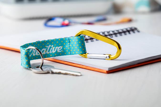 Schlüsselanhänger mit individuellem Druck und Karabiner für den Schlüsselbund