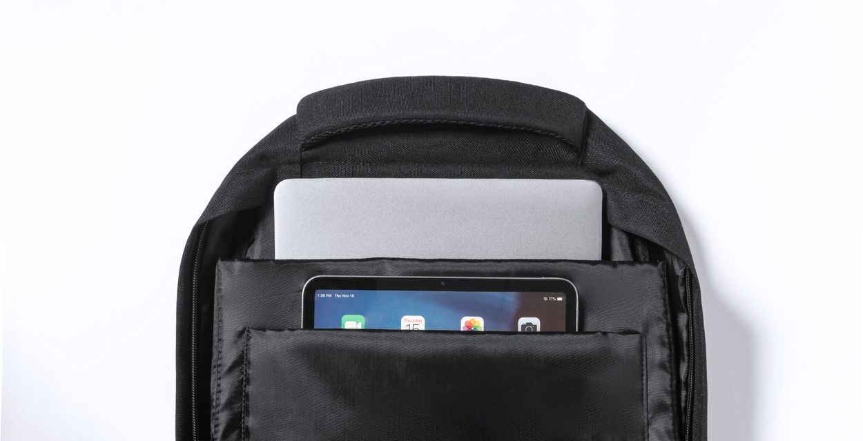 Schwarzer Rucksack mit Laptop und Tablett.