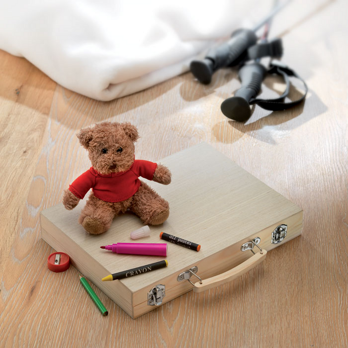Ein Teddybär, Wachsmalstifte und Buntstifte können Schulkindern zum Start in das neue Schuljahr geschenkt werden.