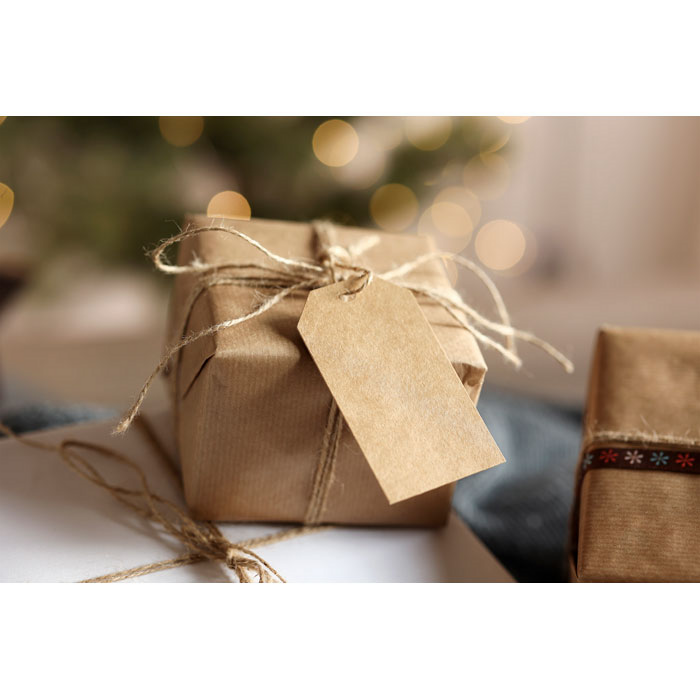 Ein individuell zusammengestelltes Geschenk kann mit einem bedruckten Geschenkanhänger vollendet werden.