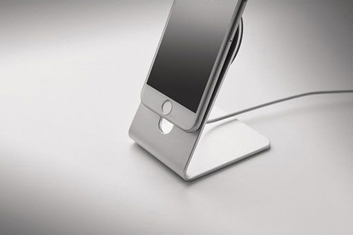 Smartphone Ladegerät mit magnetischer Halterung auf grauem Hintergrund