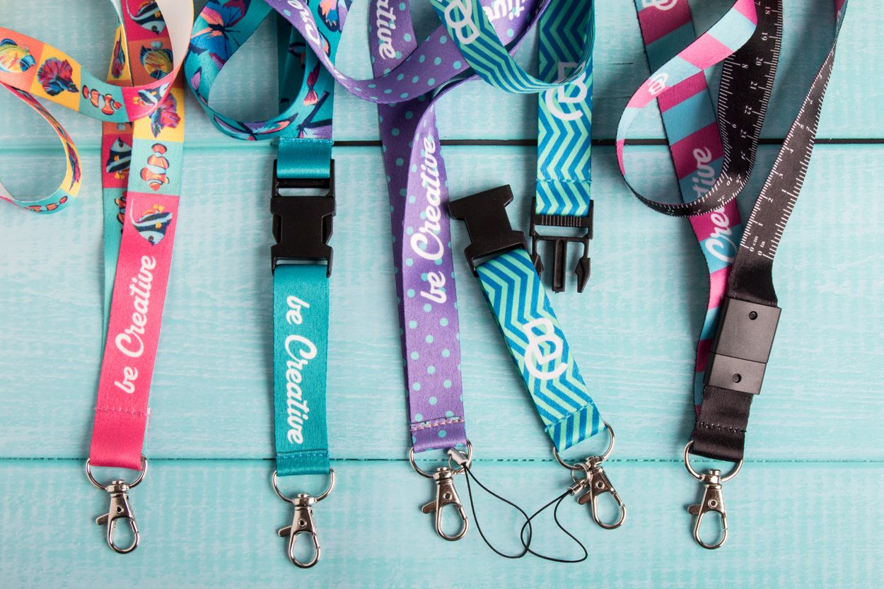 Verschiedene bunte Lanyards.