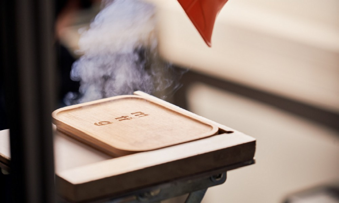 Ein Schneidebrett während der Lasergravur