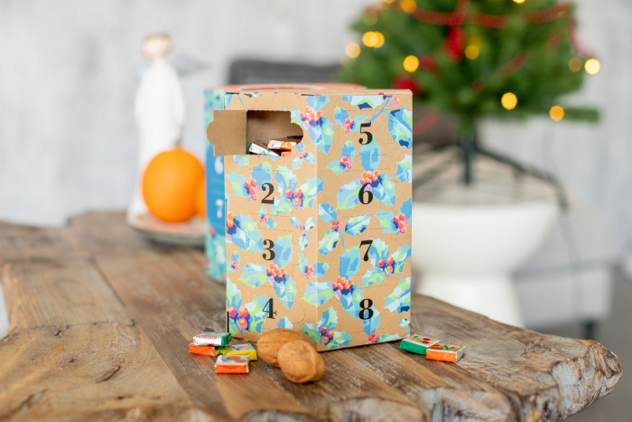 Adventskalender kann man vollflächig mit Logo bedrucken und bei der Füllung zwischen verschiedenen Süßigkeiten wählen.