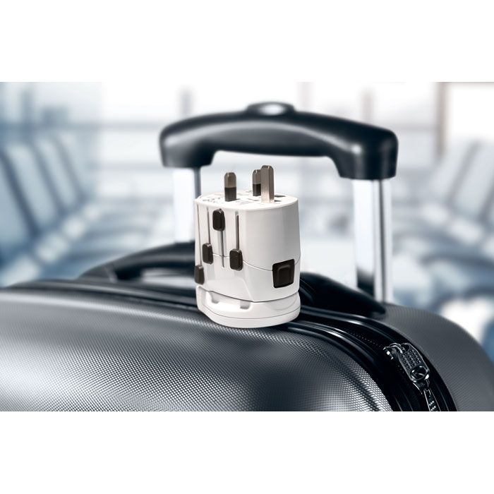 Reiseadapter auf silber Koffer.
