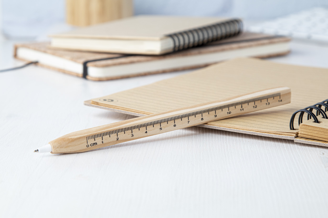 Kugelschreiber mit Lineal aus Holz.
