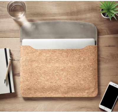 Moderne Werbeartikel sind oft aus Kork. Auf einem Tisch liegt eine Laptoptasche aus diesem Material.