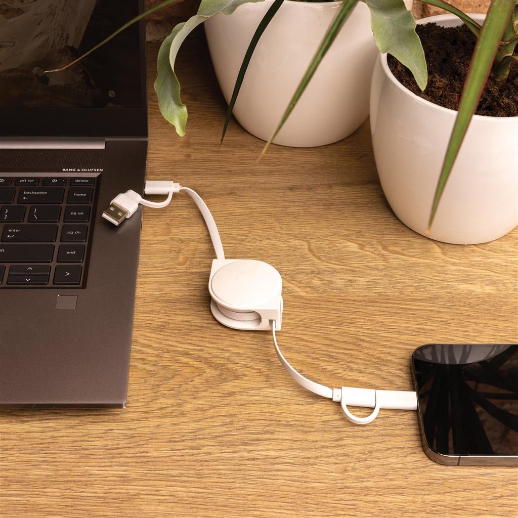 Weißes Ladekabel für Laptop und Smartphone auf Schreibtisch.