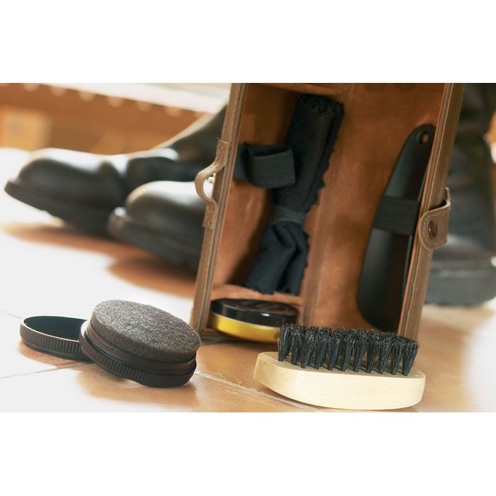 Schuhputzset mit Wachs und Bürste in Etui.
