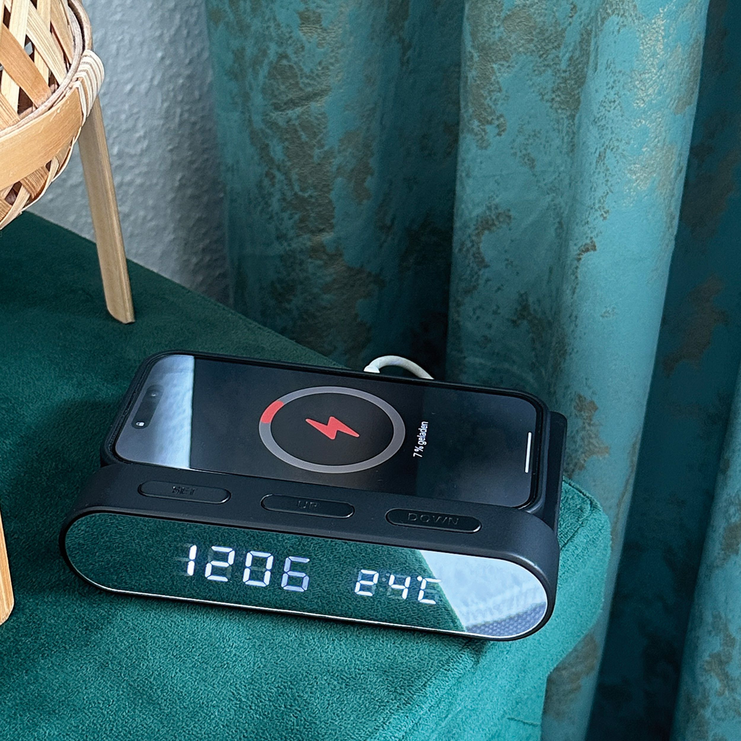Wecker und Wireless charger Adelaine - schwarz-524