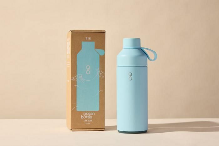 Ocean Bottle in hellblau wird präsentiert