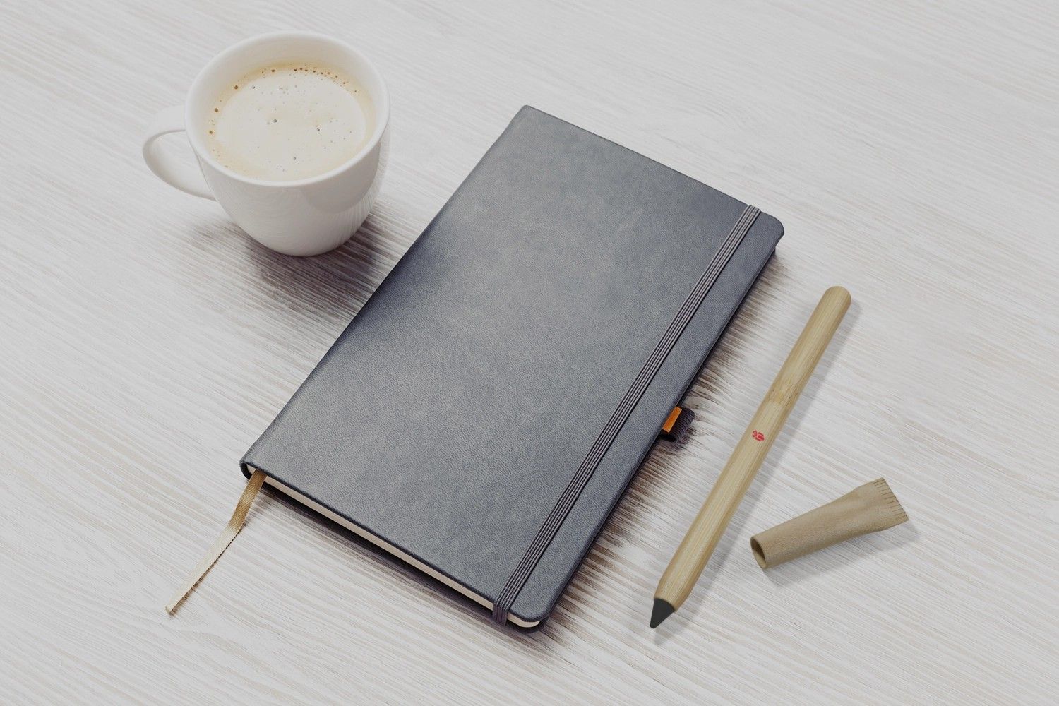 ewiger Bleistift mit Logo neben Notizbuch
