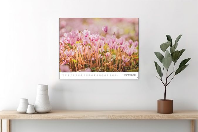 Bildkalender mit Blumen an der Wand