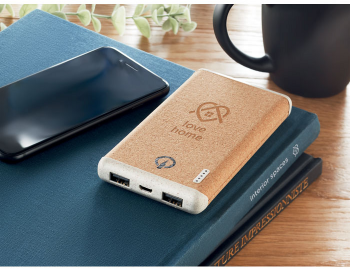 Neben einem Smartphone ist eine Powerbank mit Lasergravur zu sehen
