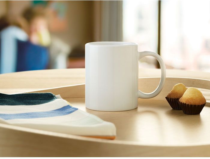 Jeder genießt seinen Kaffee oder seinen Tee aus Tassen oder Bechern. Porzellan und Keramik sind hochwertige Materialien, die sich toll bedrucken lassen.