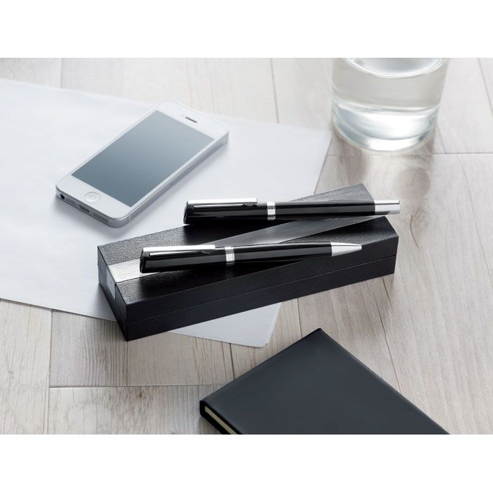 Set aus Kugelschreiber und Füllfederhalter mit Etui auf Schreibtisch.