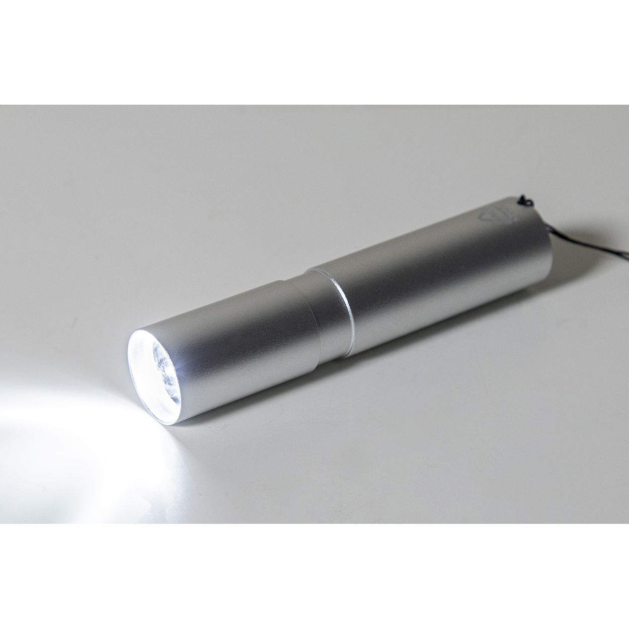 Chargelight Tone wiederaufladbare Taschenlampe aus recyceltem Aluminium - silber-309