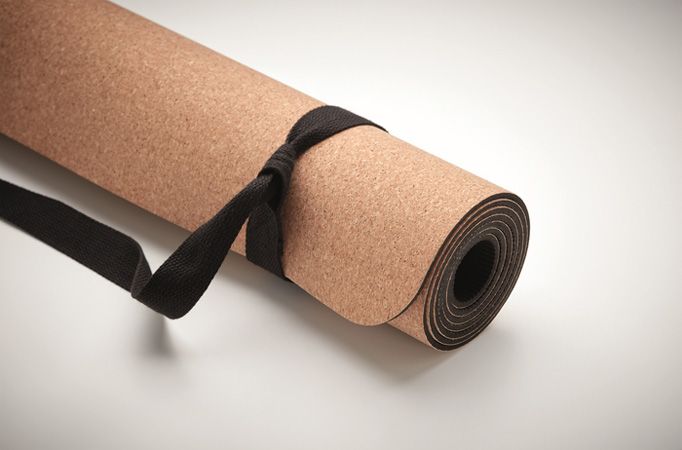 Kork-Yogamatte mit Band auf grauem Grund