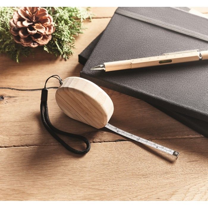 Maßband aus Holz auf Schreibtisch, ein nützliches Werbegeschenk.